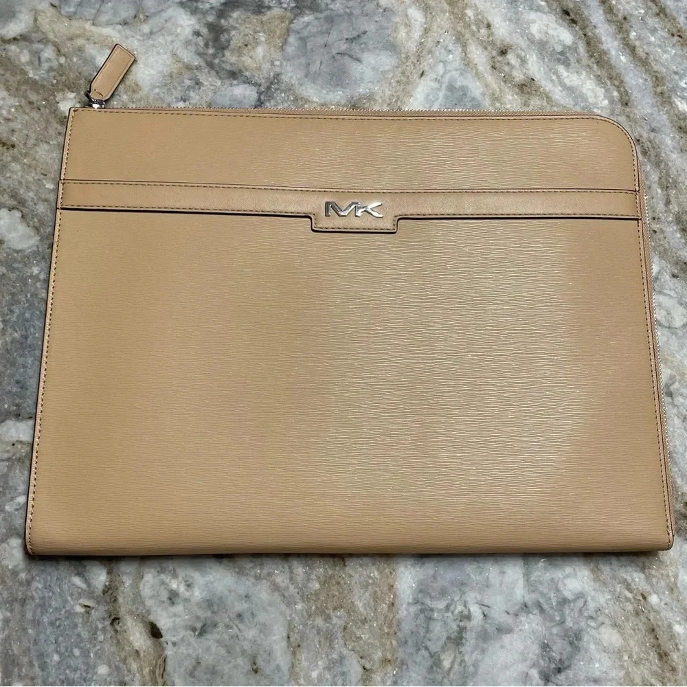 NEW Michael Kors COOPER Large Zip Laptop Case in Camel Textured